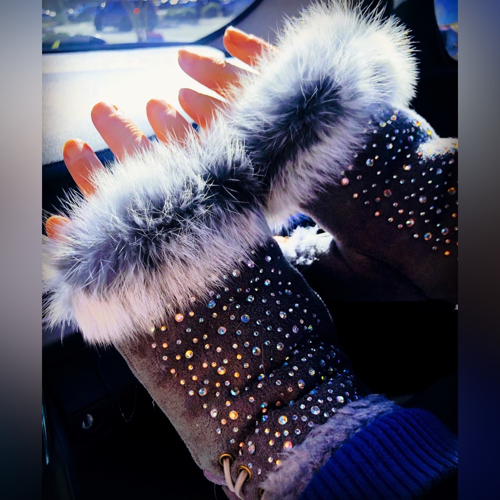 Furry/ rhinestone sparkly fingers out gloves⭐️
